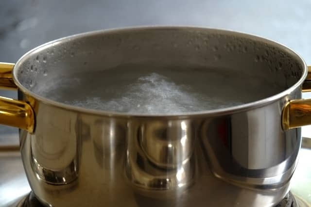agua hirviendo para desatascar tuberías